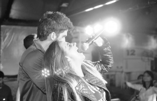 Bruno Bonatto e Mariana Féo no palco do Prainha Lounge